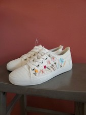 Blowfish Malibu embroidered Madie B Sneakers 8M White Slip-Ons New Without Box
