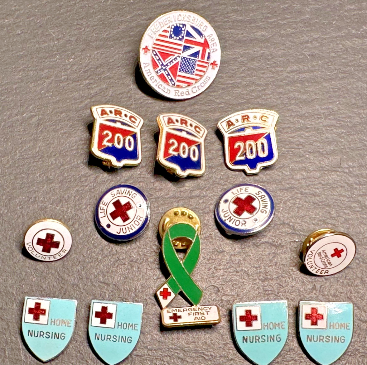 14 AMERICAN RED CROSS PINS : 200, HOME NURSING, LIFE SAVING JR+ H659