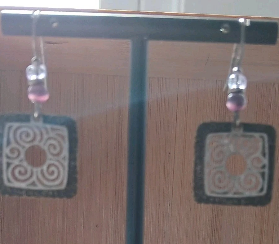 Brincos Adajio, armação de filagrana, centro de metal, detalhes roxos e detalhes intrincados  - Imagem 3 de 4