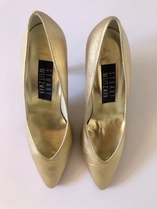 stuart weitzman gold pumps