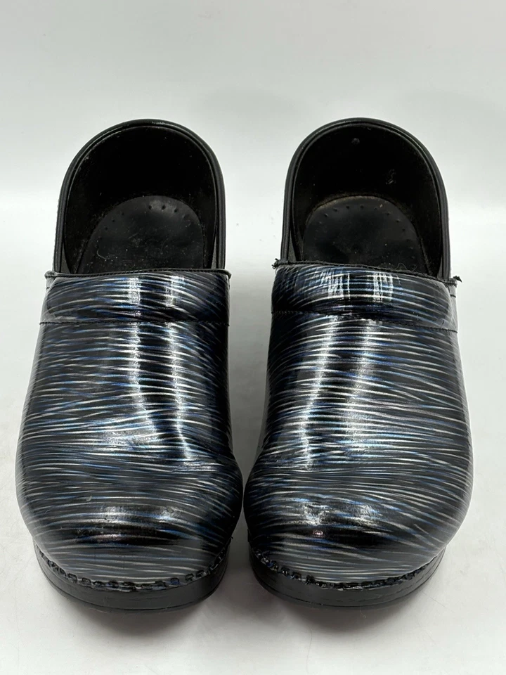 Zuecos profesionales para mujer Dansko rayas onduladas azules/plateados. Talla 38 EU/7.5 US Foto 2 de 4