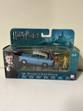 Harry Potter - 1:64 Scale Mr. Weasley’s Ford Anglia with Harry & Ron Figurines