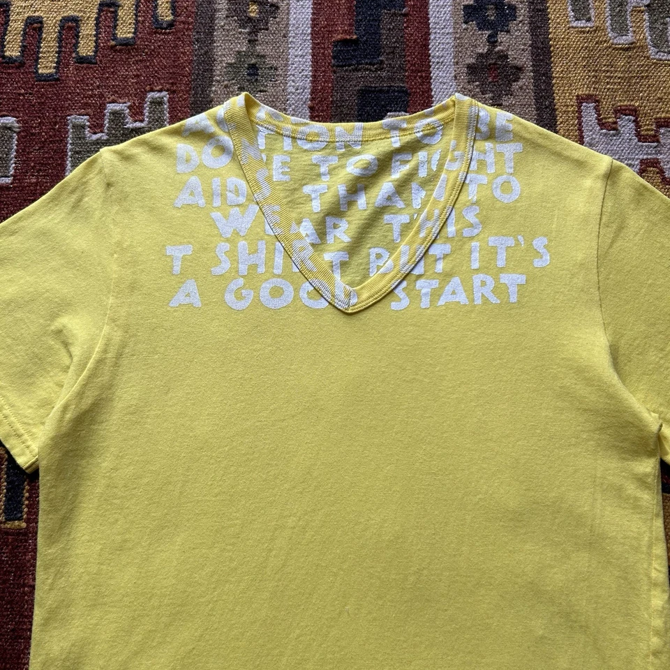 Camiseta Maison Margiela 2011 AIDS Awareness cuello en V talla S - amarilla Foto 2 de 4