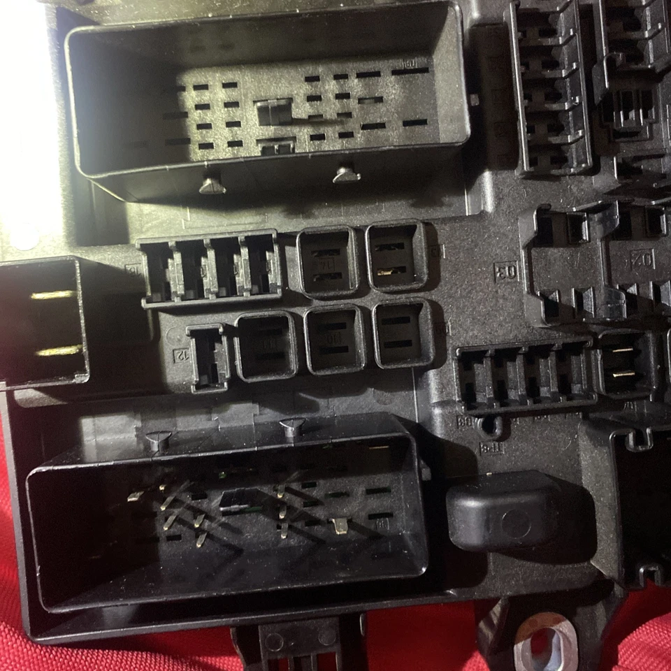 2013 Cadillac XTS Used Fuse Box Relay Junction OEM  - Image 4 of 4