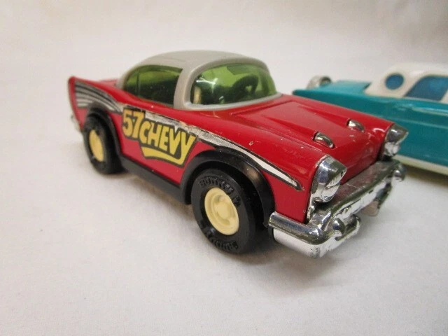 Par de juguetes de plástico Buddy L 1957 Chevy en rojo y Ford Thunderbird en aguamarina Foto 2 de 4