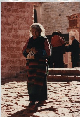 Ältere tibetische Frau traditionelle Kleidung Lhasa Tibet c2000s Lrg Fujicolour Photo