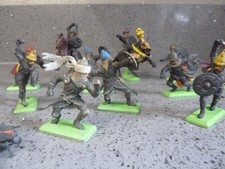 Vintage Britains Deetail Saracens toy soldiers.  Made in UK (12) figures