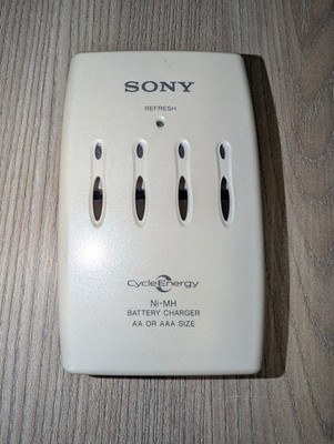 Sony BCG-34HRC Akku-Ladegerät   Für AA & AAA   Mit Refresh-Funktion