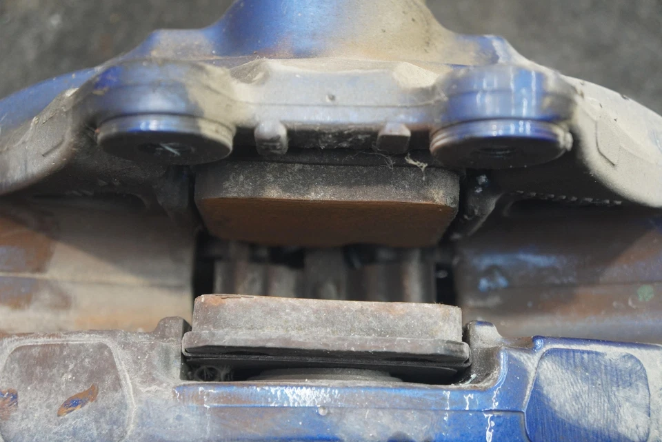 Оригинальный синий кронштейн суппорта заднего правого тормоза 34216860738 BMW M235i M240i F22 14-21 - Изображение 4 из 4