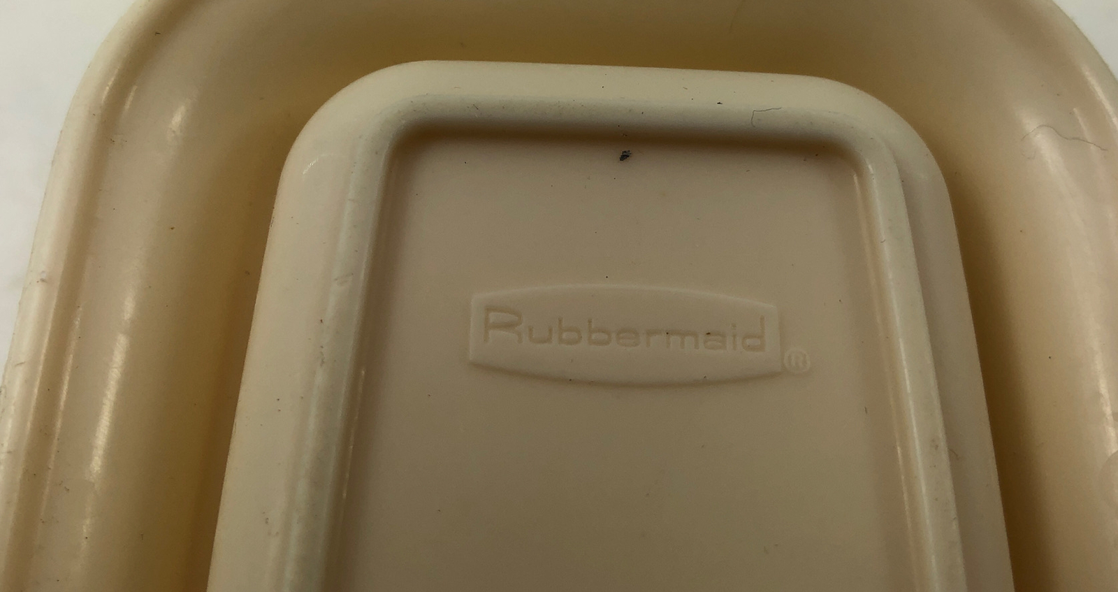 Rubbermaid Butter Dish Container Tray Saver Off White w/ Clear Lid 0477