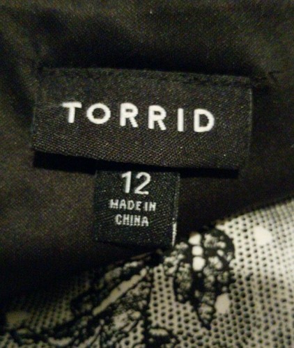 Vestido Informal Torrid - Negro/Blanco - Corte Frontal - Talla Torrid 12 - Imagen 6 de 9
