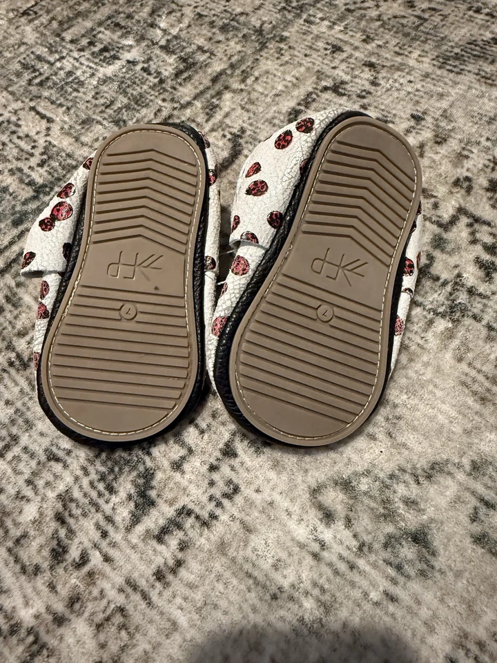 Свежесобранные тапочки Lucky Ladybug с жесткой подошвой размер 7 отличное состояние товара - Изображение 3 из 4