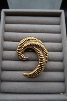 Vtg Brooch Gold-Tone Textured Ribbed Ram's Horn Design