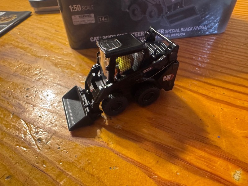 DieCast Masters 85676BK 1:50 Black Caterpillar 242D3 Skid Steer Loader