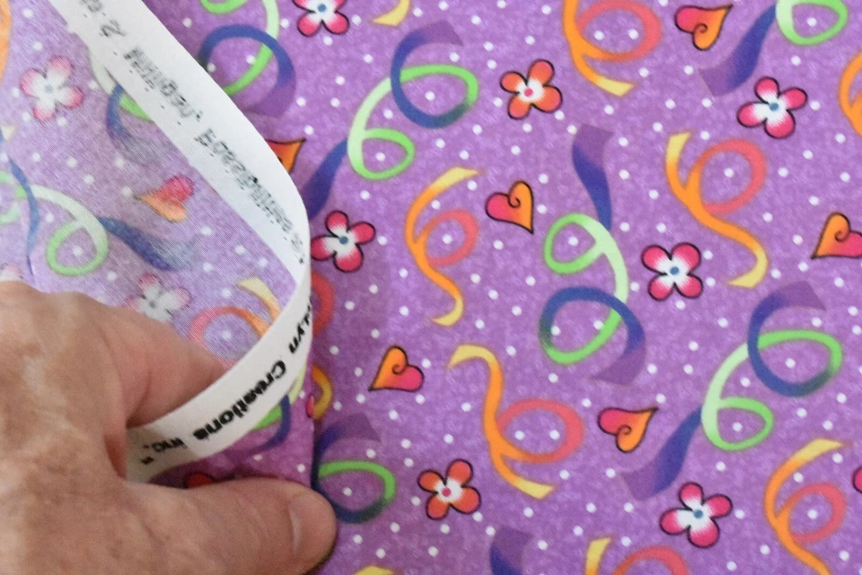 Por 1/2 yarda, coloridos corazones flores y confeti sobre algodón lavanda, Avlyn, P8199 Foto 4 de 4