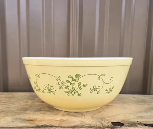 1 Pyrex # 403 2½ Liter Shenandoah Mixing/ Nesting Bowl. 8¾"W x 4"H.