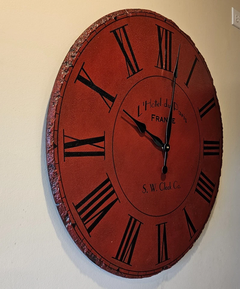"Reloj de pared vintage de 30"" de madera agrietada roja de S.W." Clock Company - L’Hotel du Paris Foto 2 de 4