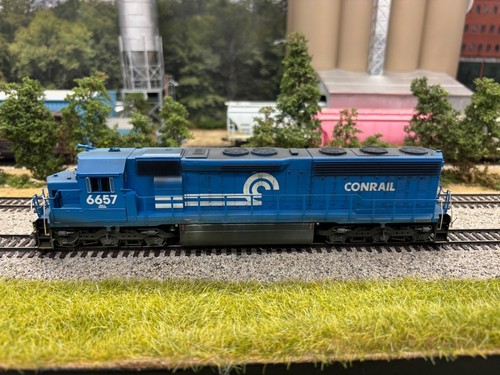 HO - Athearn Genesis Conrail SD45-2 #6657 Weathered mit ESU LokPilot DCC | Zustand: Used