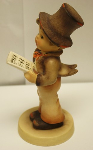 Figura Vintage Goebel Hummel #131 Cantante Callejero TMK 5 Niño Cantando con Sombrero de Prenda para el Top - Imagen 2 de 4