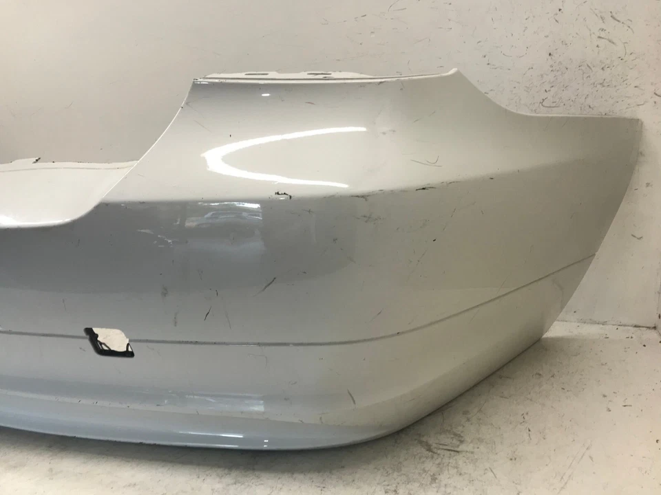 Cubierta de parachoques trasero blanca BMW Serie 323 323i Sedán 2009 2010 51127202686 OEM Foto 2 de 4