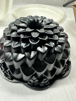 Nordic Ware Chrysanthemum Bundt Pan Cake Keeper