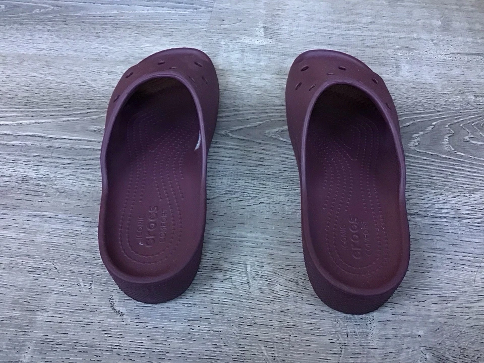 Sandalias Crocs para mujer talla 10 correa borgoña punta abierta plataforma cojín cómodo Foto 3 de 4