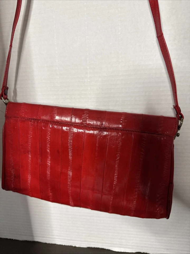 Bolso sin asas de piel de anguila años 70-80 bandolera roja vintage Corea Foto 3 de 4