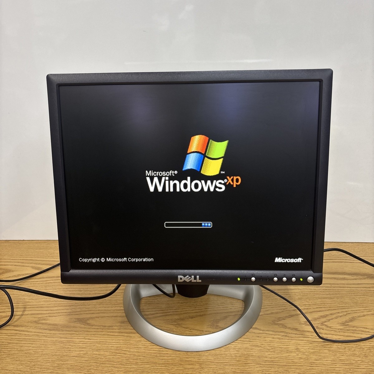 Dell 20” UltraSharp 2001FP UXGA 1600:1200 LCD Monitor with Stand