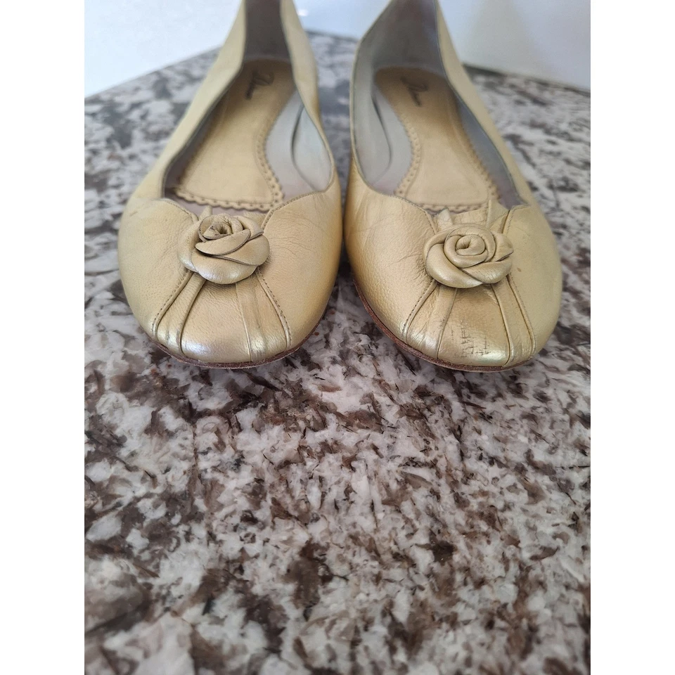 Zapatos planos de ballet de cuero dorados Delman para mujer EE. UU. 6 M Foto 2 de 4