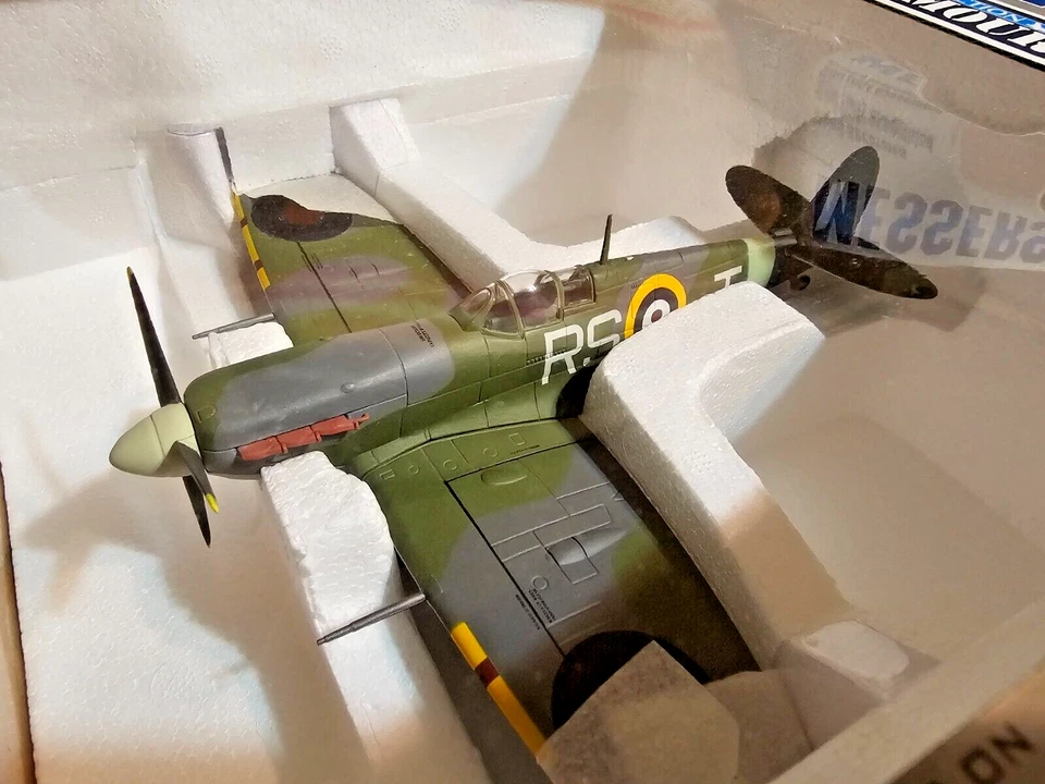 🔥FRANKLIN ARMOUR Col 1:48 Spitfire Mark V 124 SQN RAF ROBERT TUCK 98160 MINT!🔥 - Image 3 of 4