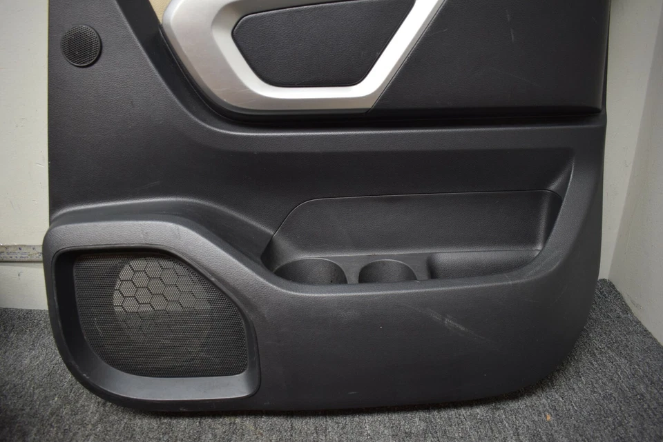 Nissan Titan XD 2016-2018 puerta interior delantera izquierda OEM de fábrica Foto 4 de 4