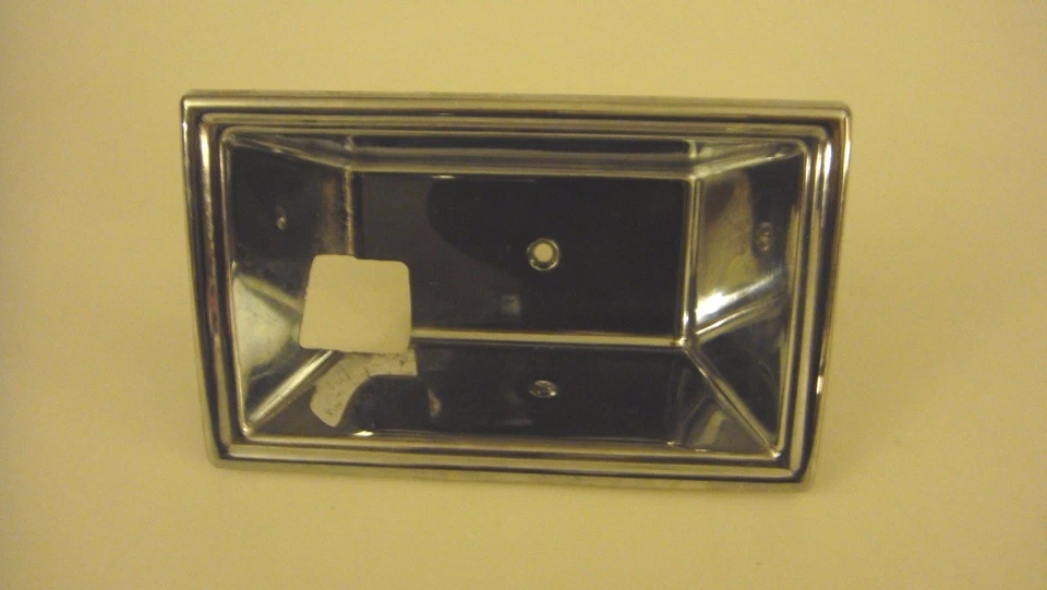 77-85 Oldsmobile Delta 88/98 moldura interna esquerda cromada maçaneta 20007209 - Imagem 2 de 4