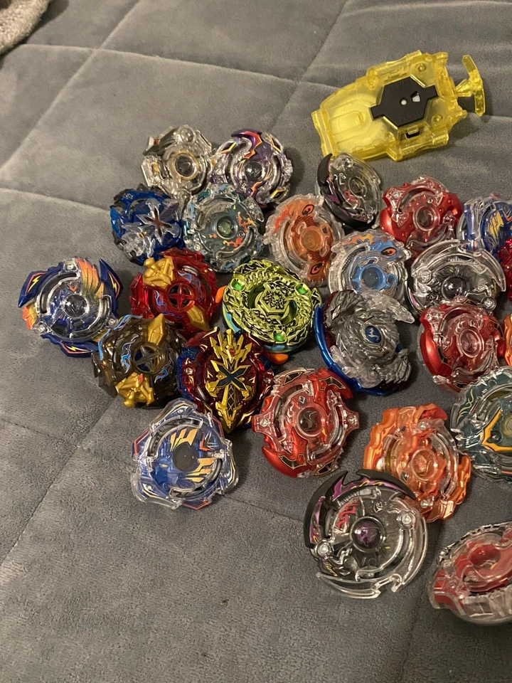 Coleção Beyblade Burst Takara Tomy autêntica + lançador em bom estado! - Imagem 3 de 4