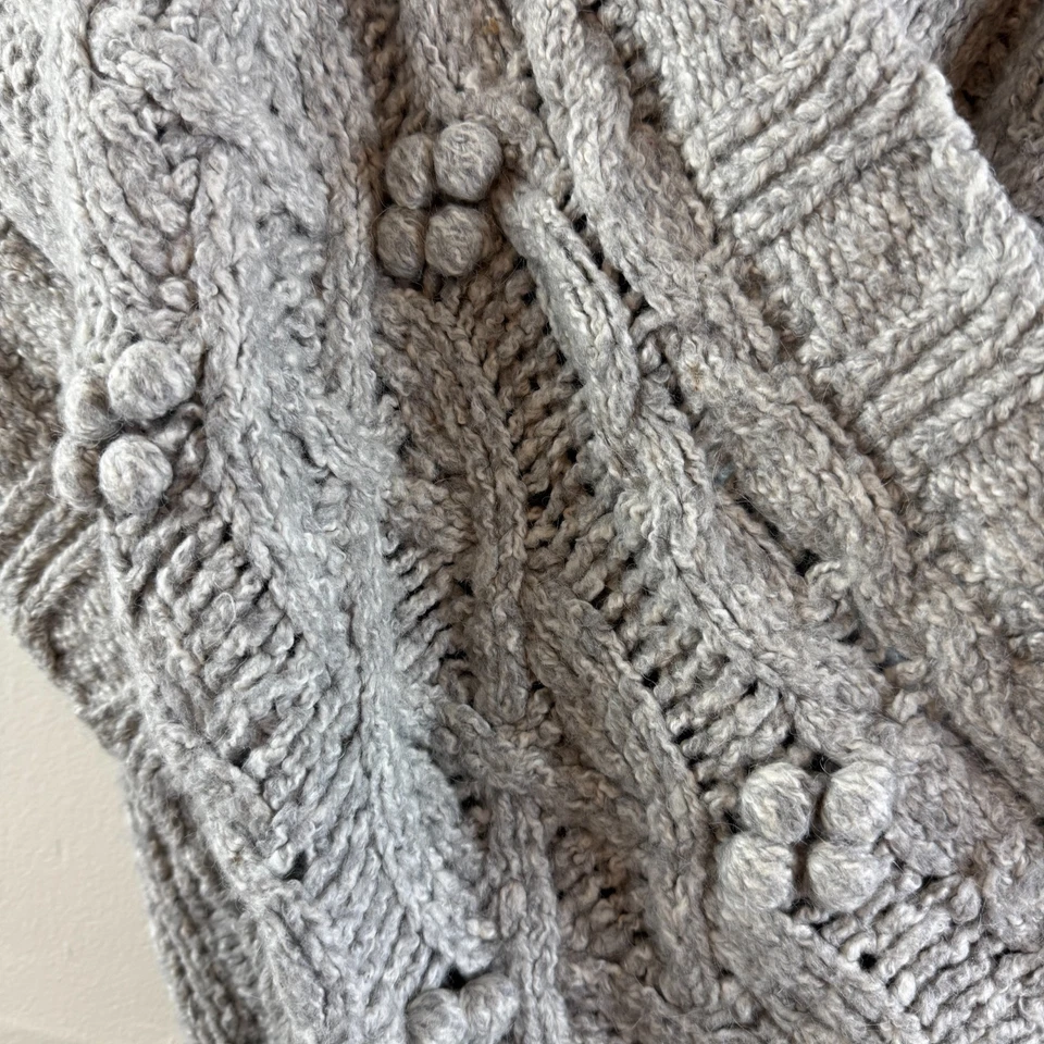 Suéter tejido con cable gris envolvente cruzado Sleeping On Snow Anthropologie talla M/L Foto 3 de 4