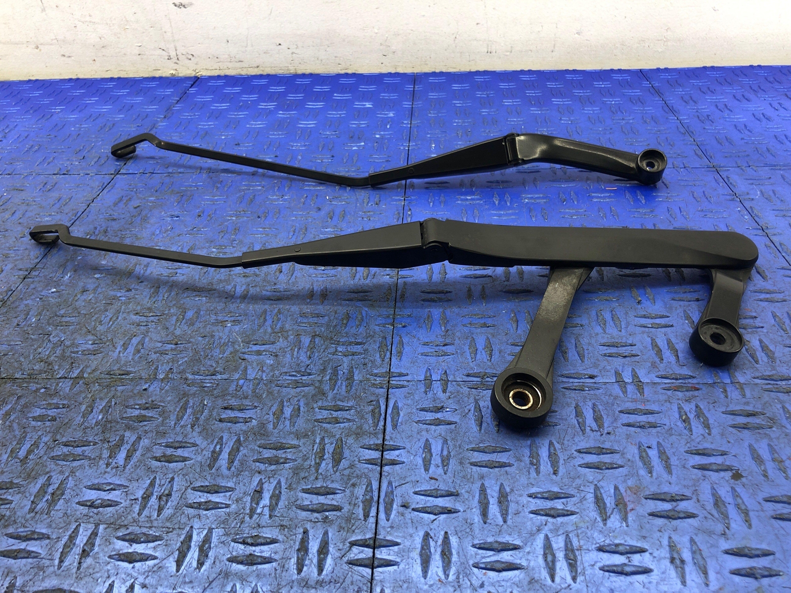2006-2018 ASTON MARTIN VANTAGE V8 FRONT LEFT RIGHT WINDSHIELD WIPER ARM SET OEM