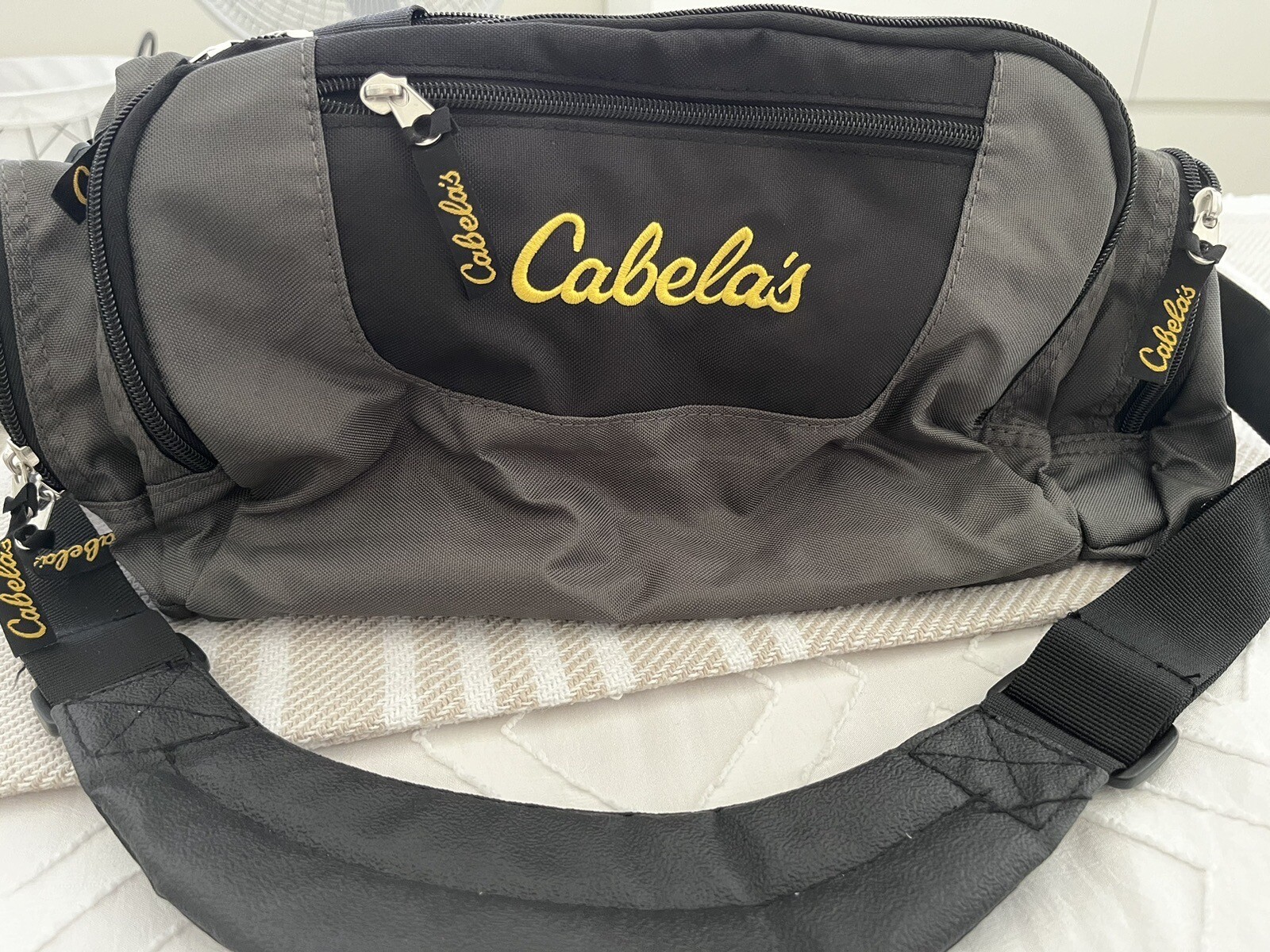 Cabela's Catch-All Gear Tasche - Grau, 16x10x8 Zoll, 1280 Cu. In., Wasserbeständiges Polyester, Viele Taschen