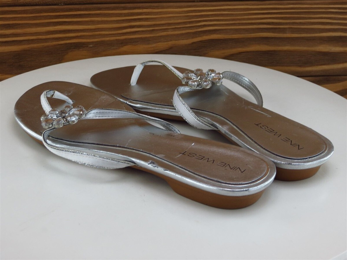Nine West Size 8 Sandal Flip Flop Silver Fabric Women M