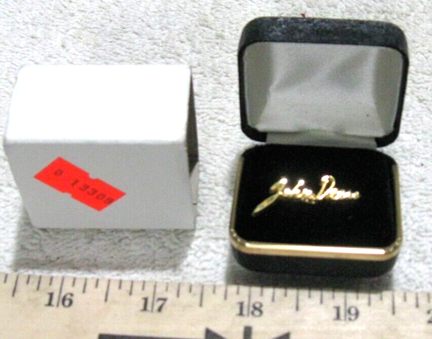 NEW VINTAGE JOHN DEERE TRACTOR CO SCRIPT NAME PIN IN BOX