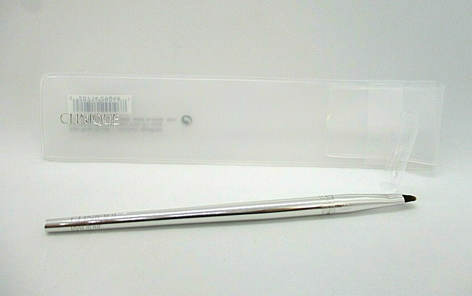 Кисточка для подводки глаз Clinique с пластиковой крышкой 3990₽