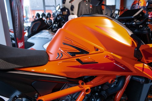 Rodillera transparente protección de pintura lado del depósito adecuado para KTM 1390 SuperDuke R - Imagen 2 de 9