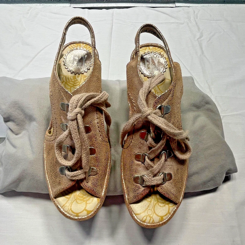 Zapatos de cuña Fly London con cordones para mujer 7 plataforma metálica dorada con cordones Foto 2 de 4