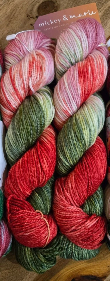 Holiday Destash - Conjunto de 2 Mickey & Marie DK em Snowberry - Mistura de lã/nylon. - Imagem 3 de 3