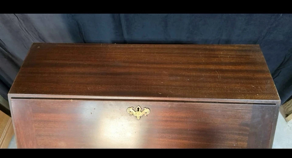 Antigua recepción MADDOX ornamentada roja caoba inclinada con patas de bola y garra talladas Foto 4 de 4