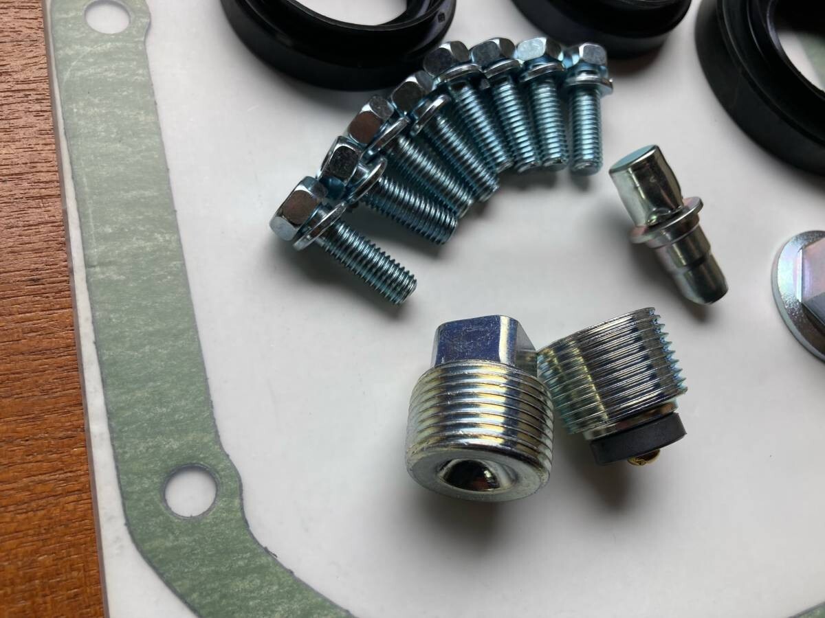 Genuine OEM Nissan R200 Differential Cover Gasket Oil Seal Set