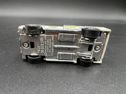 Grúa Ramblin Hot Wheels de colección paredes negras blancas colores voladores forma rota - Imagen 4 de 4