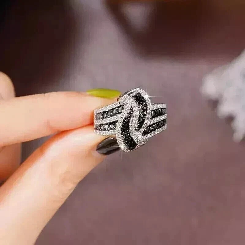 Bonito anillo de bodas de diamantes negros simulados de corte redondo de 2 quilates enchapado en oro blanco de 14 k Foto 2 de 4