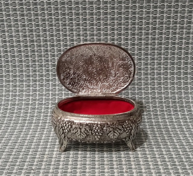 Vintage Trinket/Jewelry Box Silver Metal Tone Grape Design Footed Made