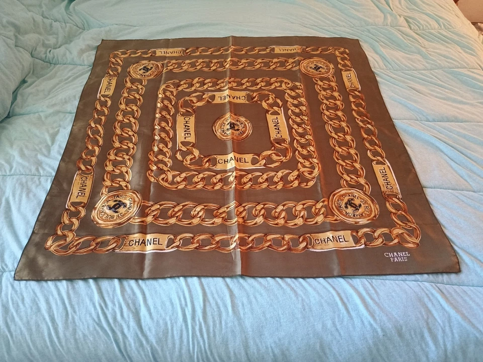 Clásico CHANEL Bufanda Cadena y Medallón Estampado 33" Cuadrado.  Foto 2 de 4