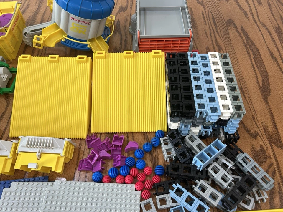 Lot Of Random Rokenbok Parts and Accessories Conveyor Figure Bases Lot 1 - Image 4 of 4