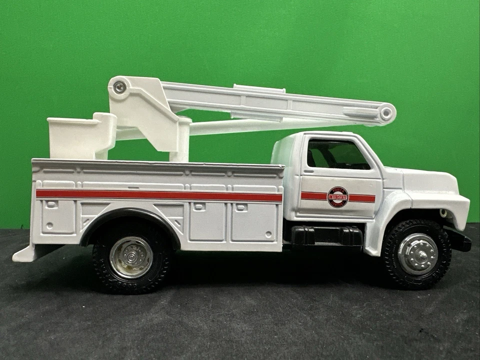 Vintage ERTL Interstate Power Company Ford Bucket Truck / Dicast Bank Or Toy - Image 3 of 4
